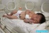 Em bé sơ sinh được điều trị tại một bệnh viện ở Afrin, Syria. Ảnh: AFP