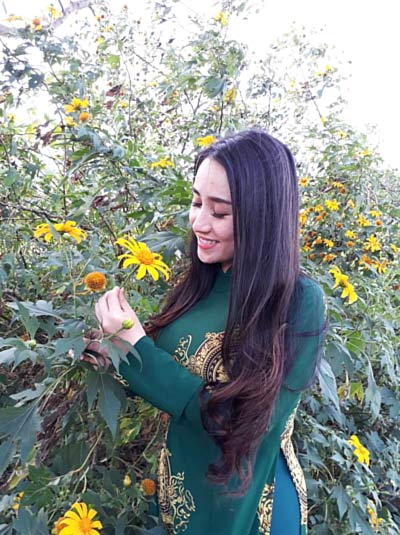 Thiếu nữ và hoa Dã quỳ