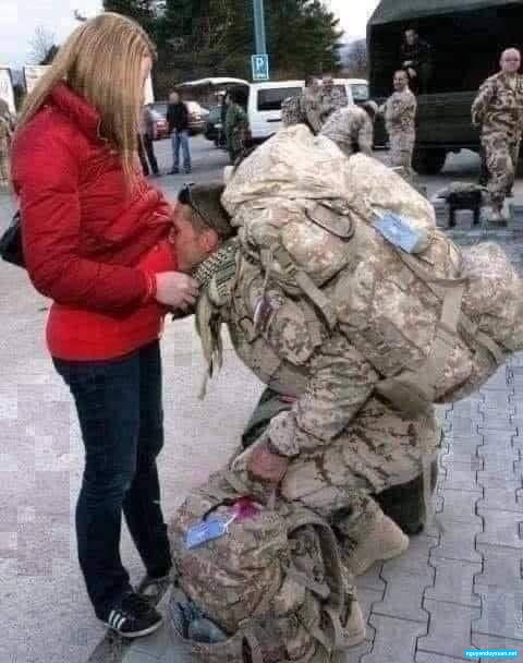 Người lính Ukraine quỳ hôn bụng bầu vợ trước khi ra trận. Ảnh Internet