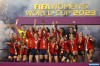 Các cầu thủ nữ Tây Ban Nha giơ cao Cúp vô địch