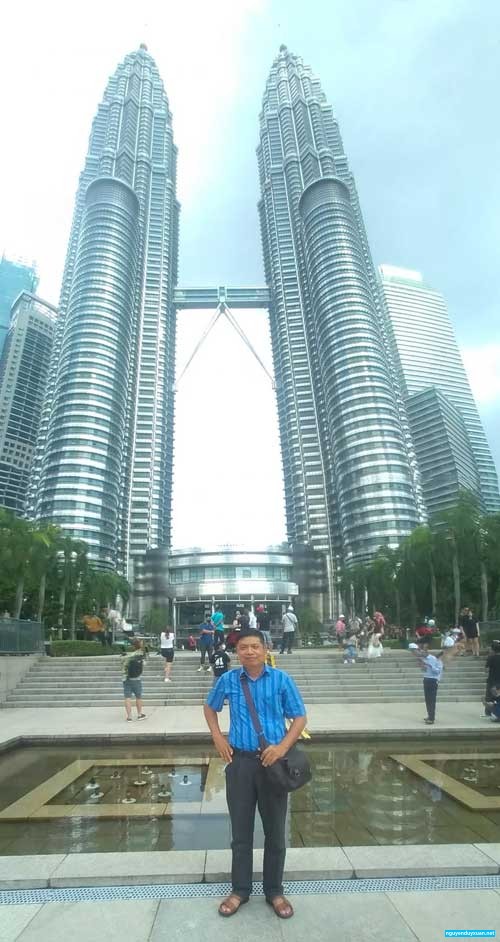 Tháp đôi Petronas cao 452m